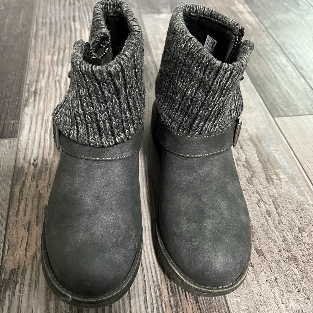 WOMANS GRAY BOOTS